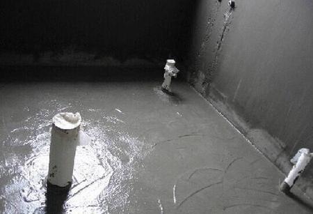 防水层是在正式开工泥瓦阶段施工前就必须做好的步骤，而防水层最重要的就是厨房和卫生间，厚度基本上必须要保持在1.5毫米以上才可以。