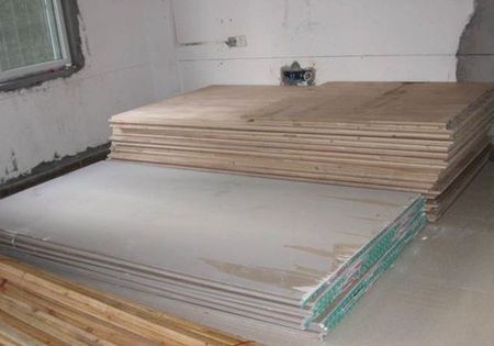 板材存放要合理，所有装饰面板都应该放平，在装饰面板的最下面垫一张大芯板，上面再压一张大芯板，这样可使板材保持平整。